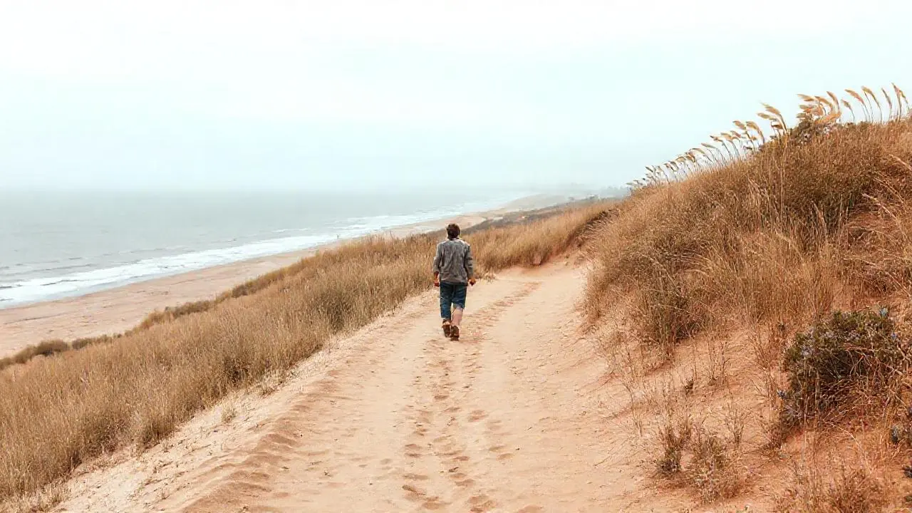 Trekking costero en Mar del Plata, atmósfera suave