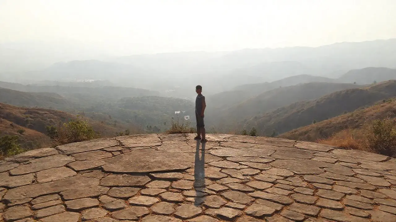 Paz en el paisaje montañoso y vasto
