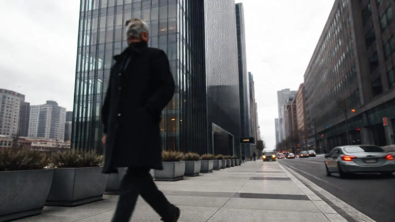 Ciudad moderna, gris y ligeramente difusa