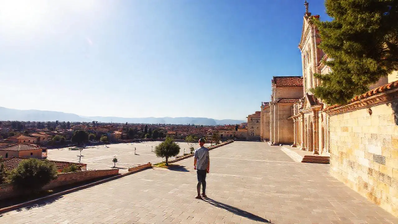 Paz y luz en un lugar antiguo