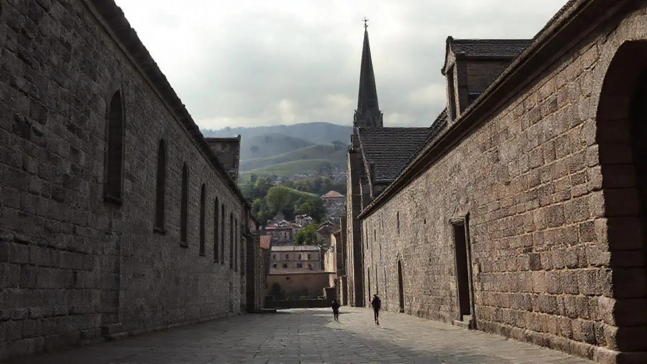 Catedral antigua, paisaje sereno y vasto