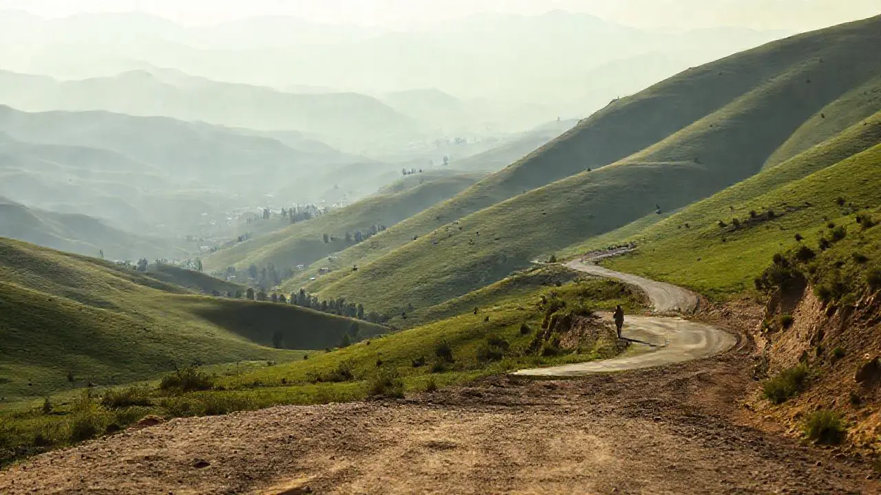 Paisaje amplio, brumoso y sereno