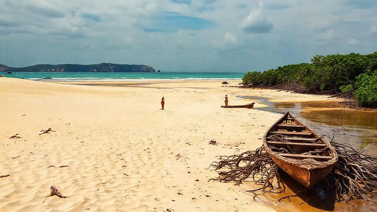Playa serena, luz cálida y horizonte amplio