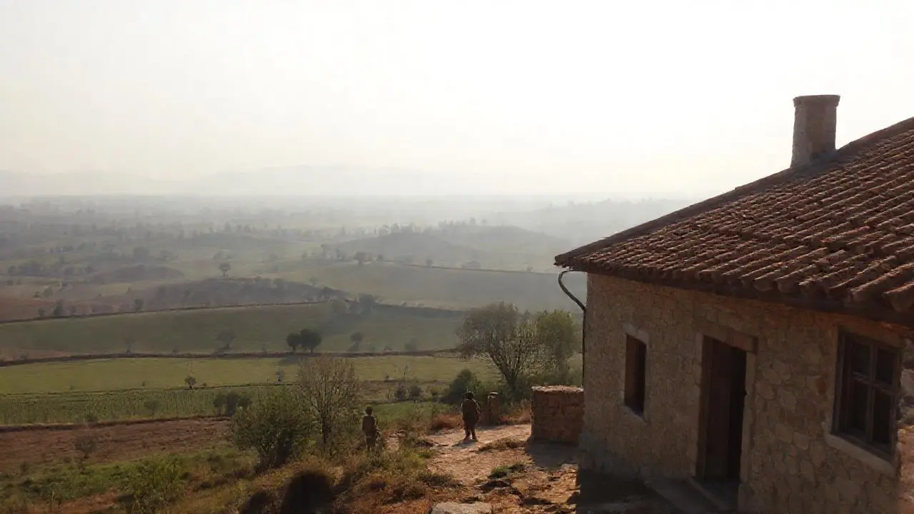 Paisaje rural tranquilo y bañado en luz