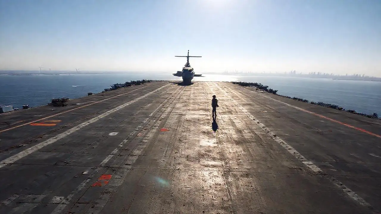 Amplio portaaviones bajo luz natural