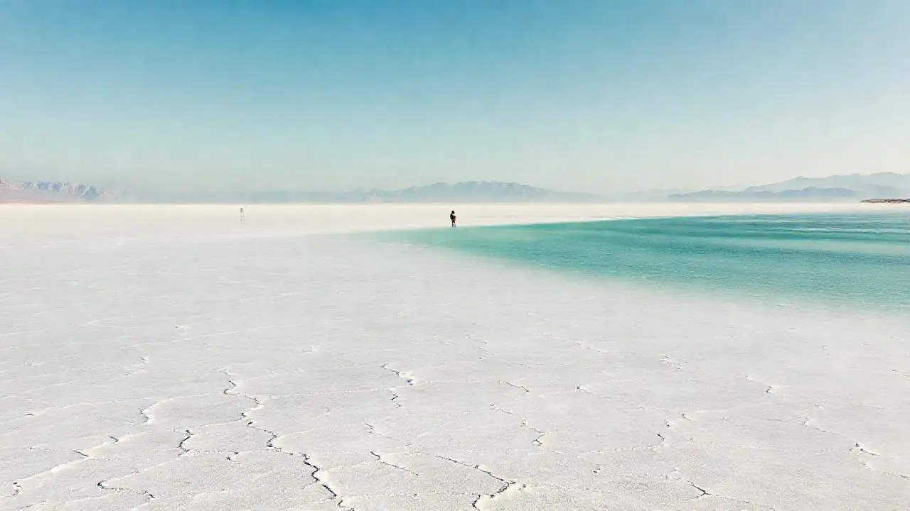 Paisaje salino vasto, silencioso y distante