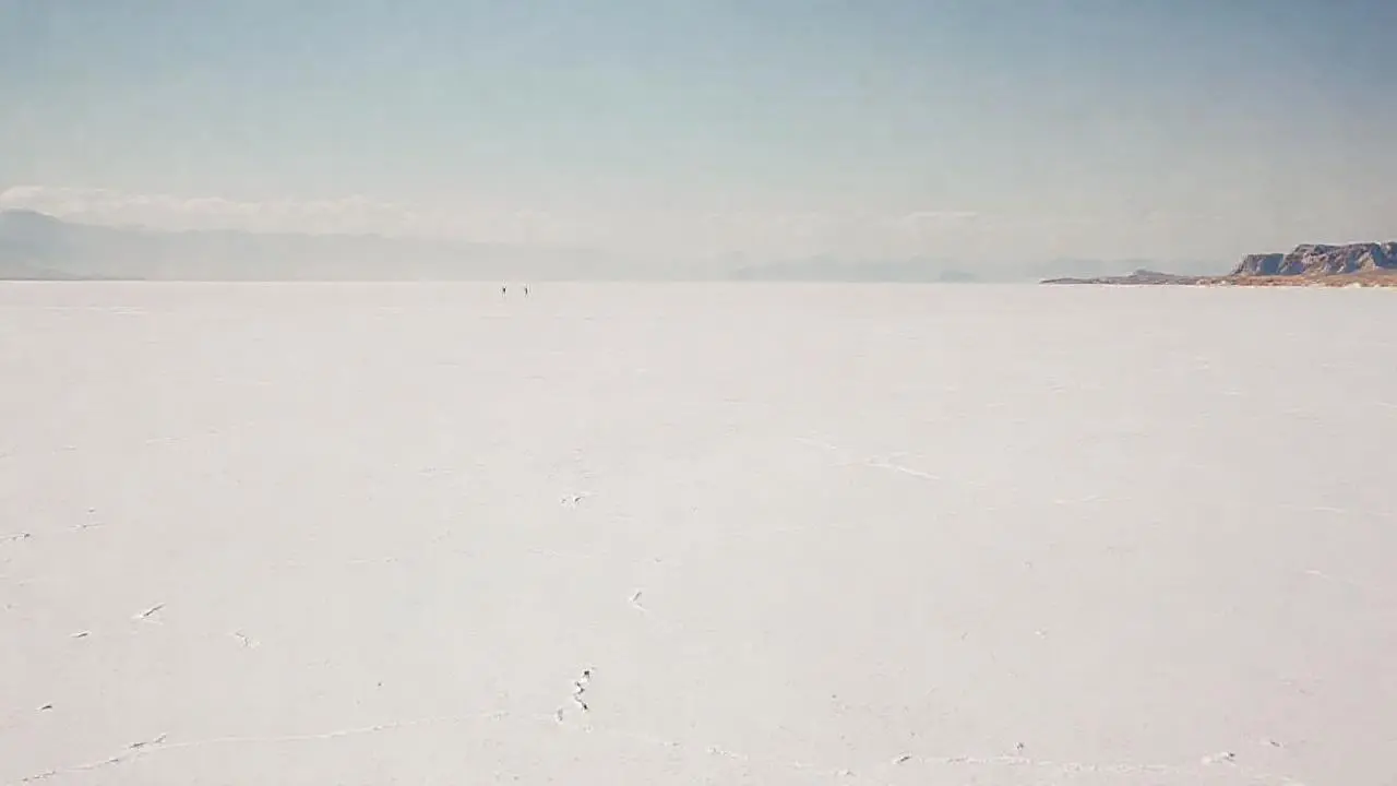 Inmenso desierto salino, vasto y silencioso