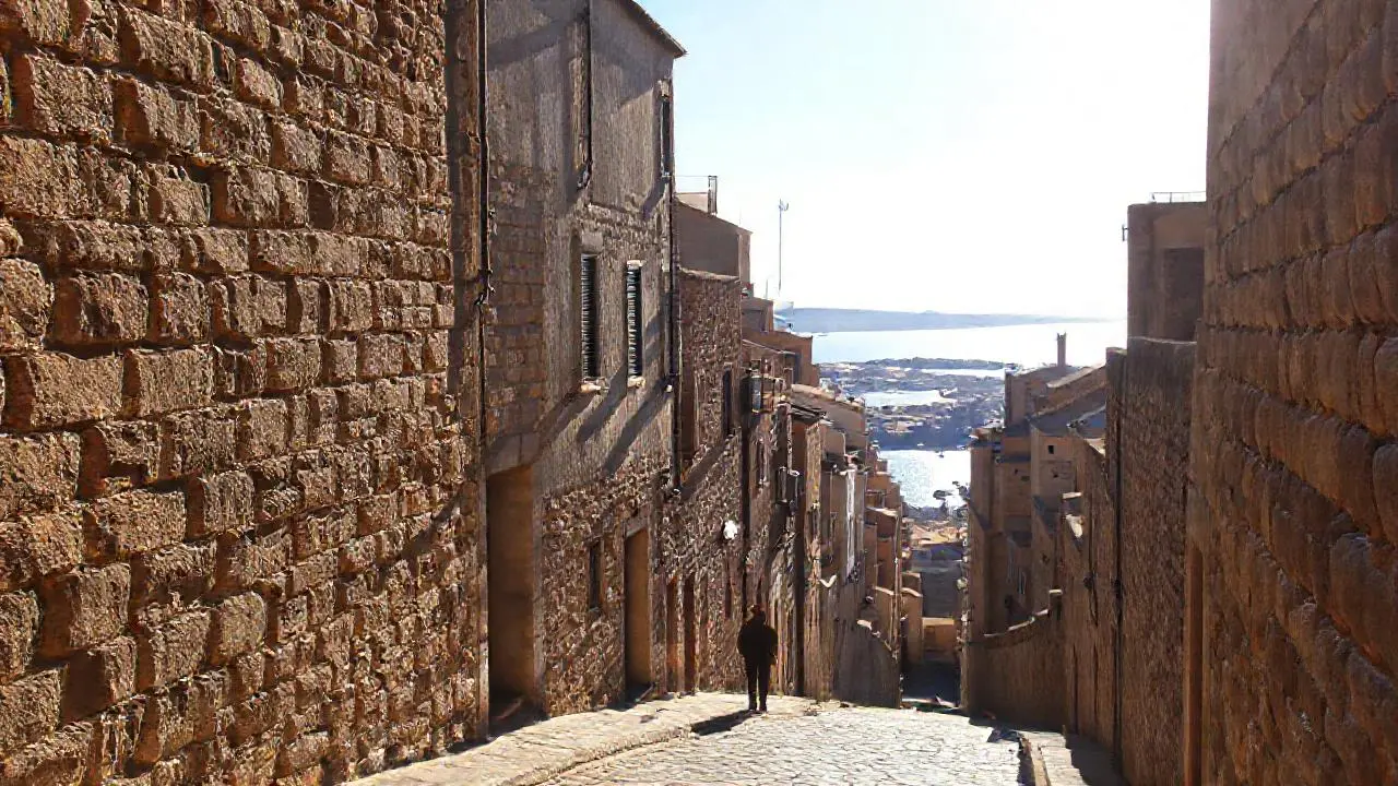 Calle antigua, luz suave, ambiente tranquilo