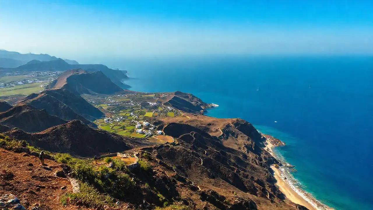 Paisaje costero tranquilo y vasto