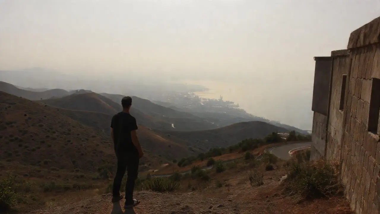 Paisaje extenso, tranquilo y ligeramente difuso
