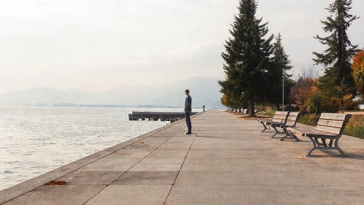 Paisaje costero tranquilo y natural