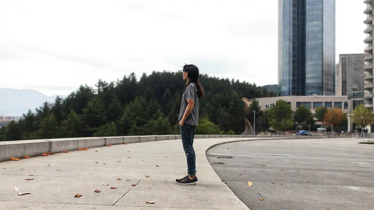 Paisaje urbano tranquilo, con luz suave