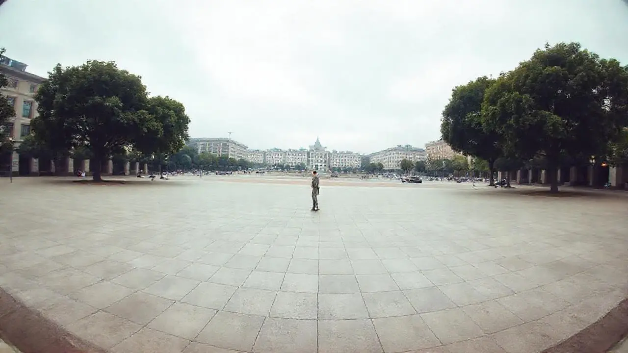 Plaza urbana, calma y ligeramente brumosa