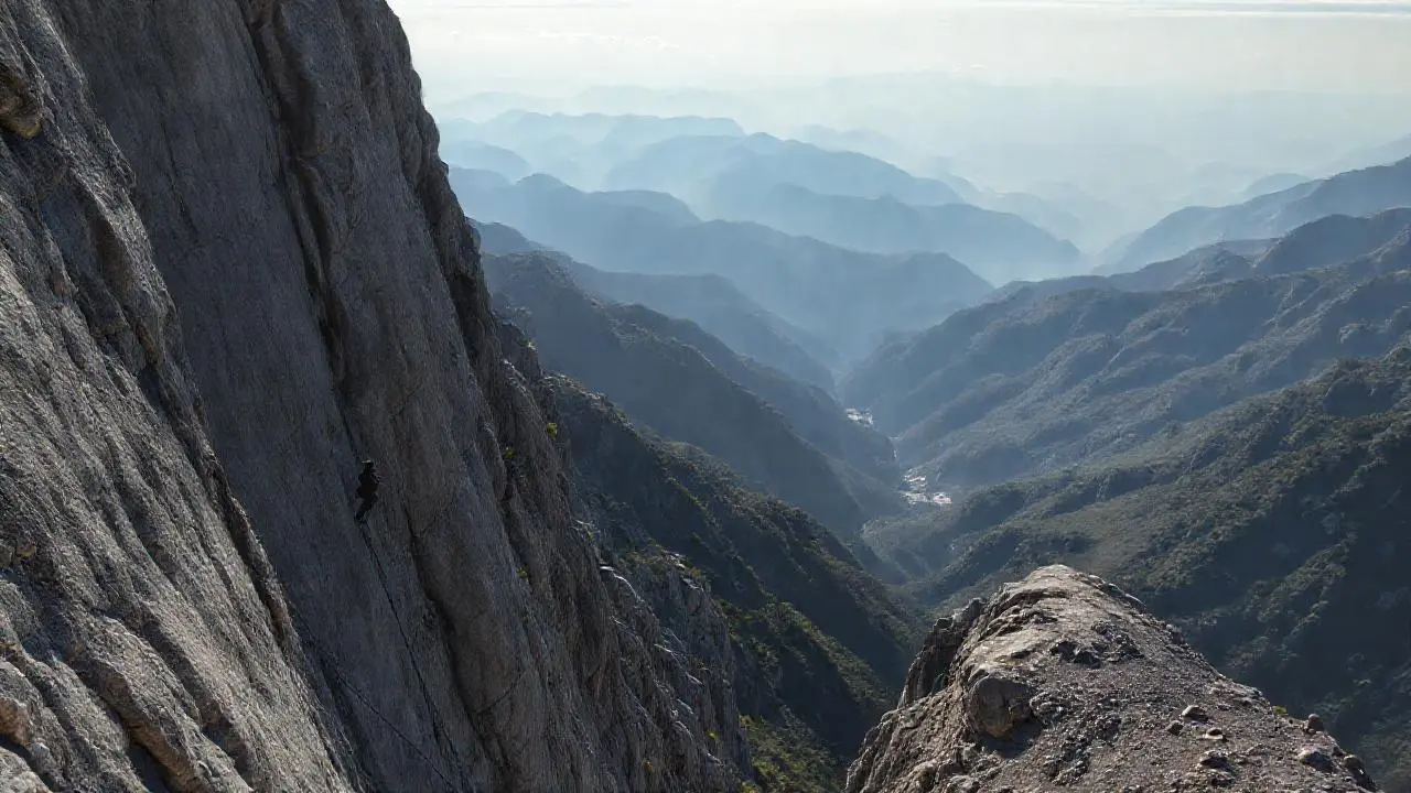 Escalando un paisaje rocoso y vasto