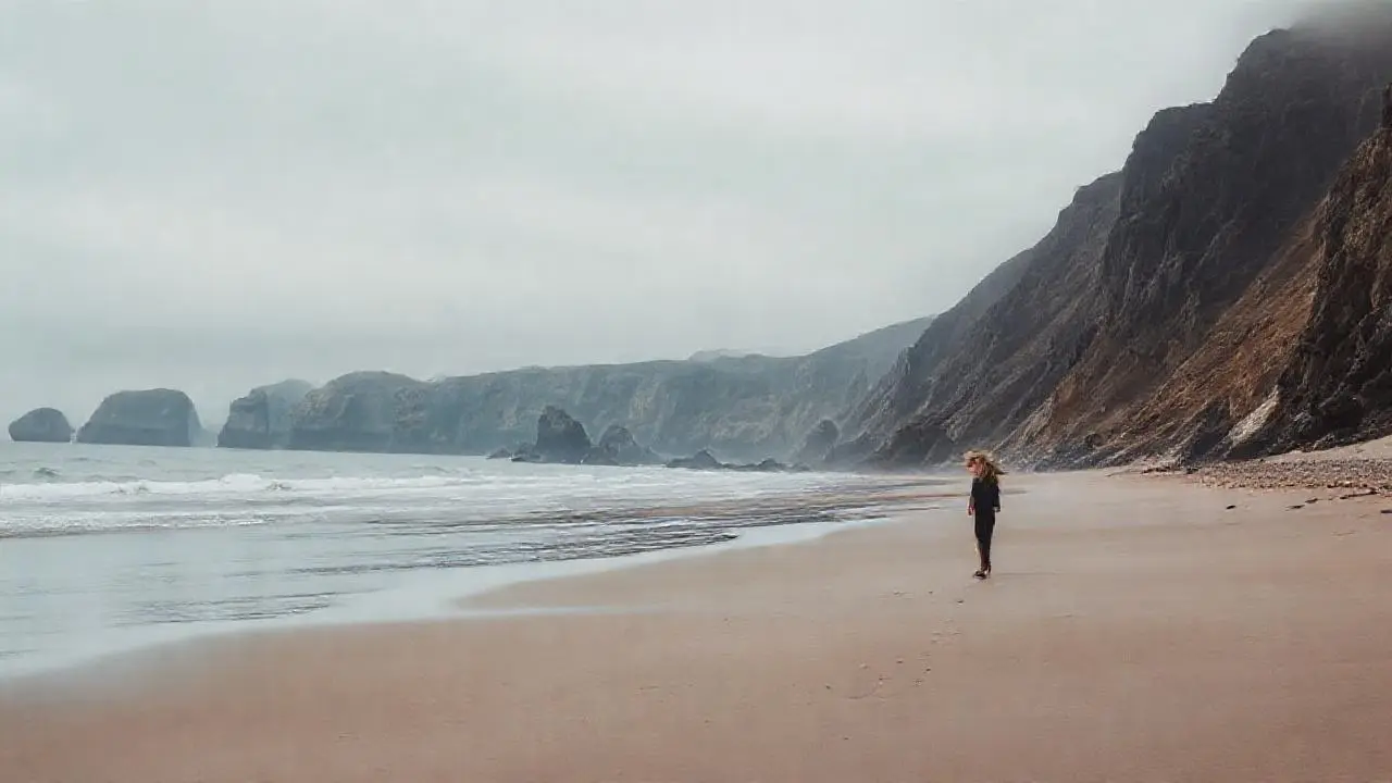 Costa tranquila, figura solitaria, luz suave