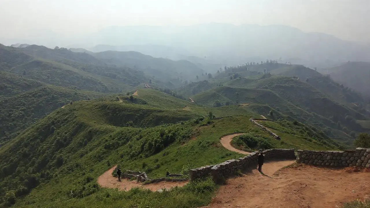 Paisaje vasto, tranquilo y con una figura solitaria