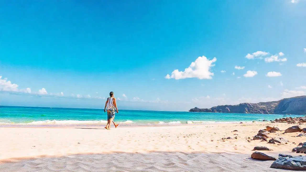 Playa soleada, serena y extensa