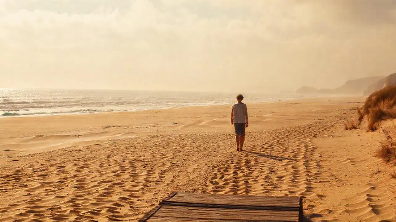 Playa extensa, luz suave y soledad