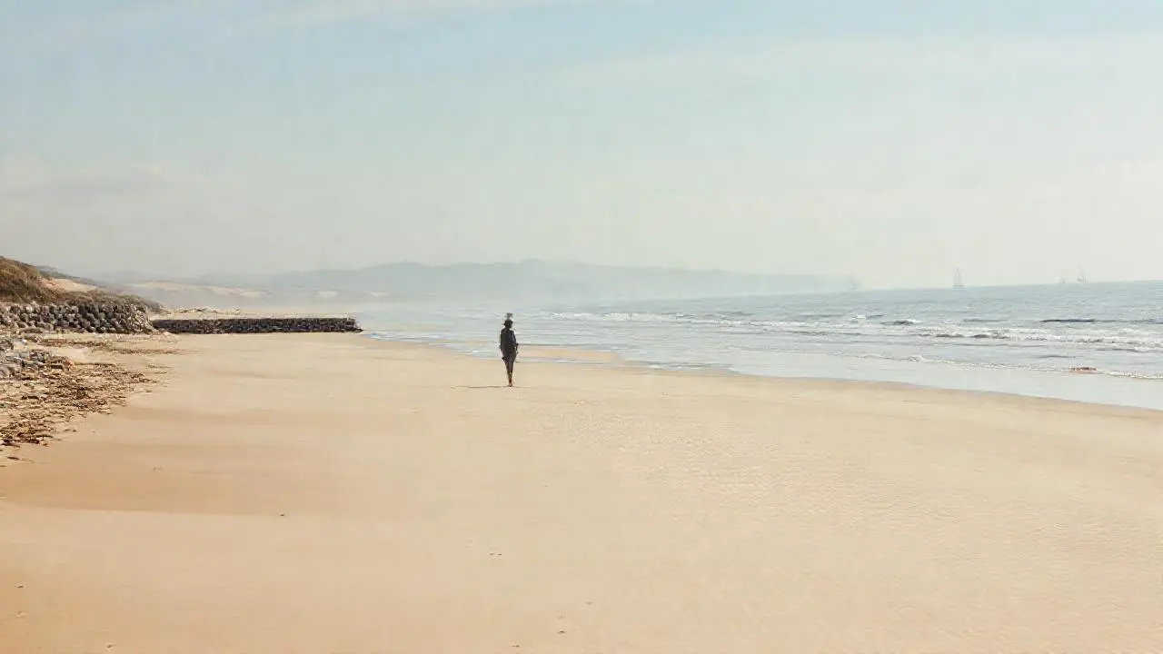 Playa tranquila, luz suave y horizonte vasto