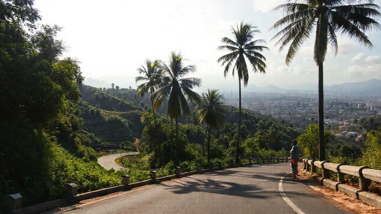 Paisaje amplio, natural y ligeramente difuso