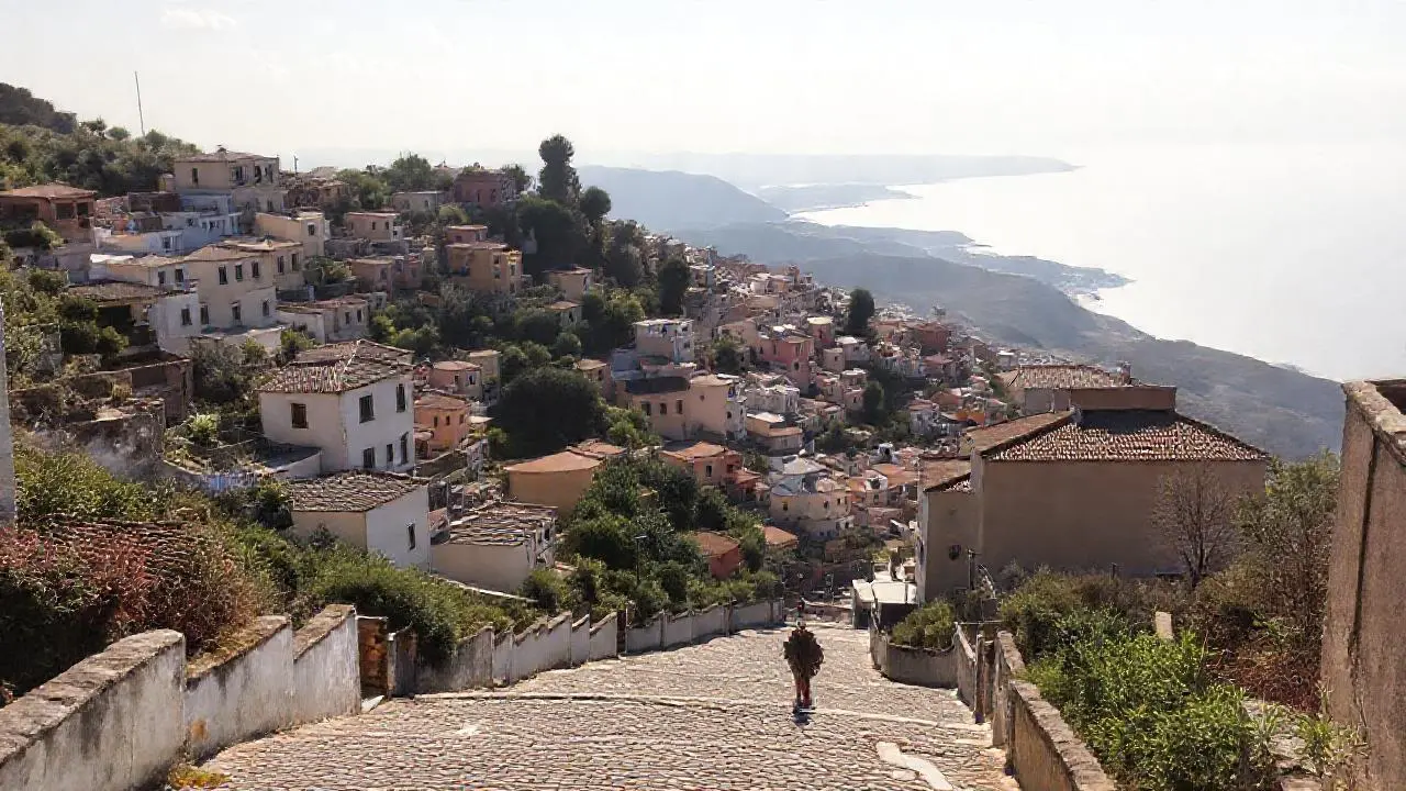 Paz en un paisaje costero suave