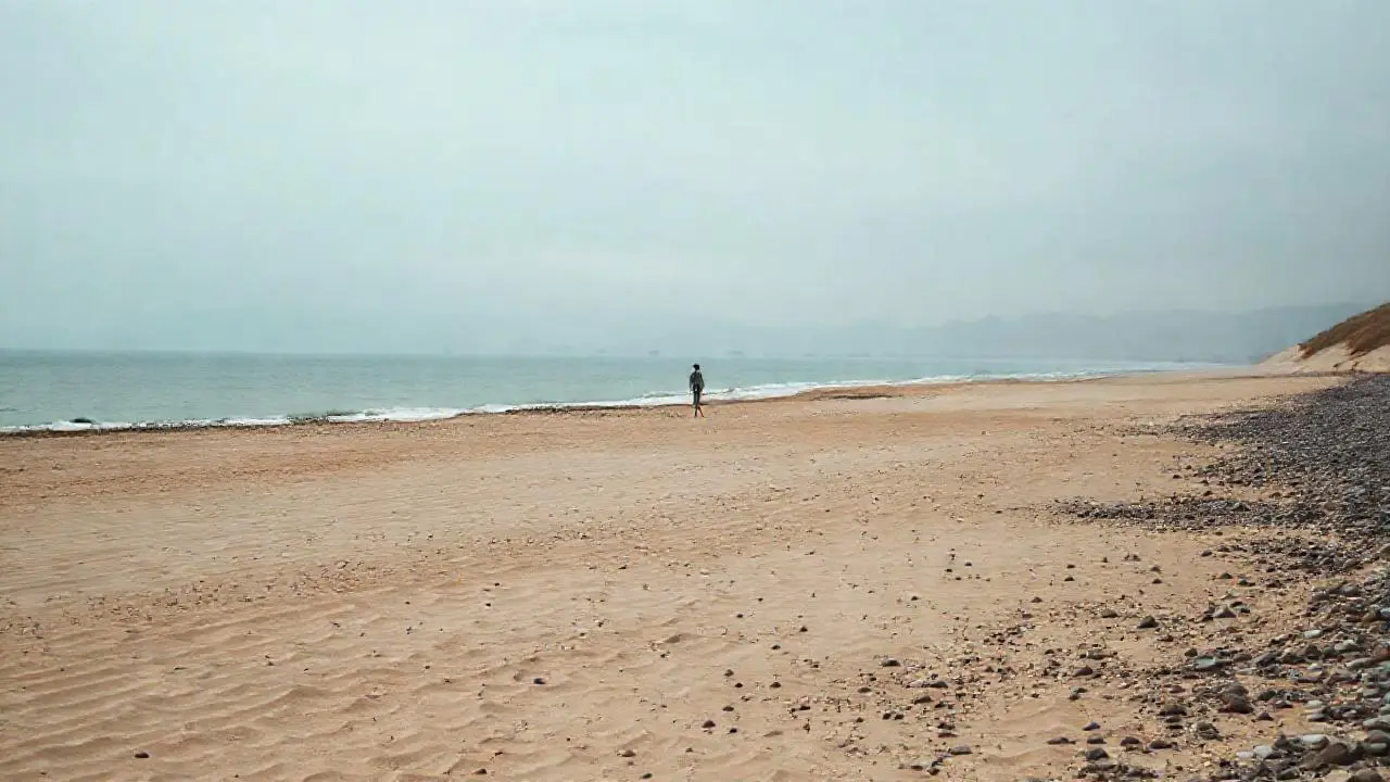 Playa tranquila y amplia, luz suave