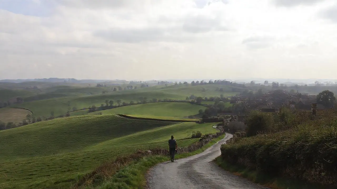 Paz rural, camino y figura lejana