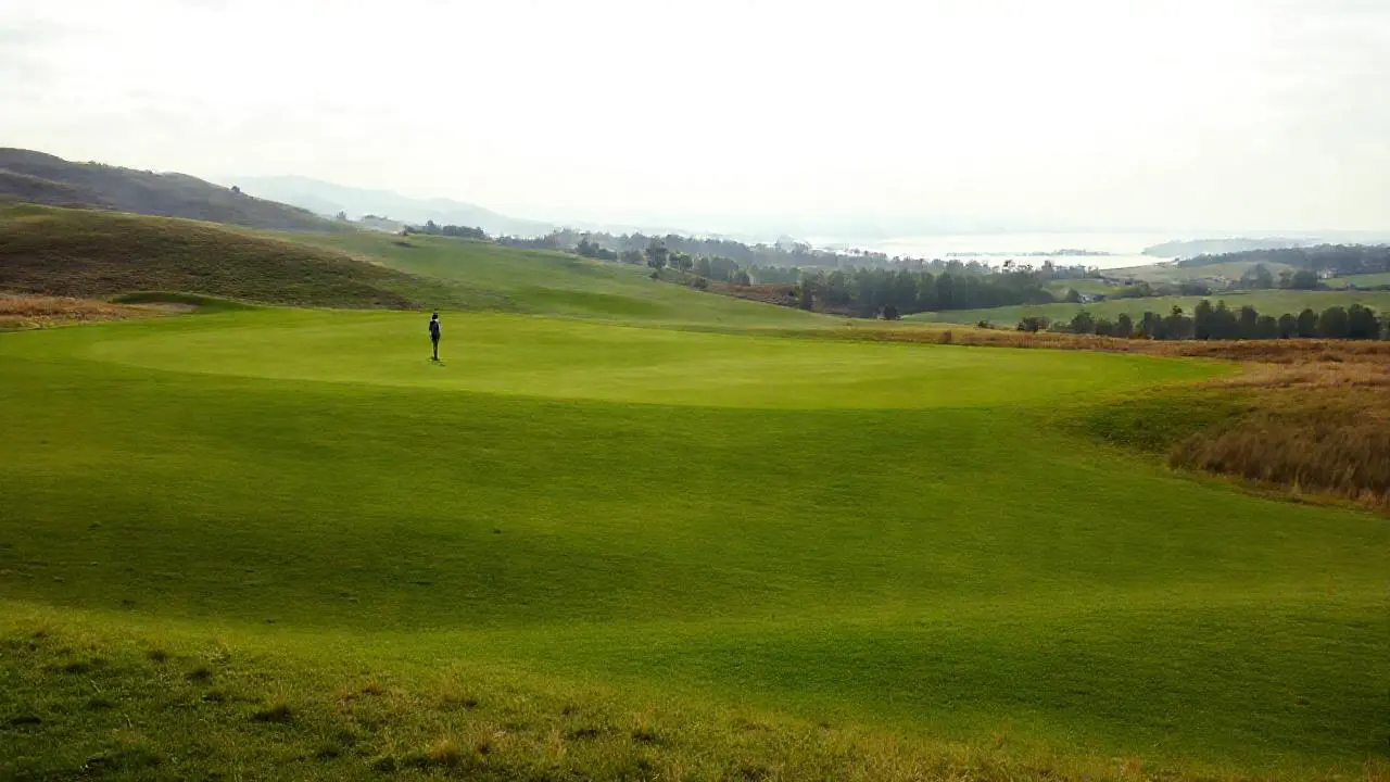 Paisaje golfístico amplio y sereno
