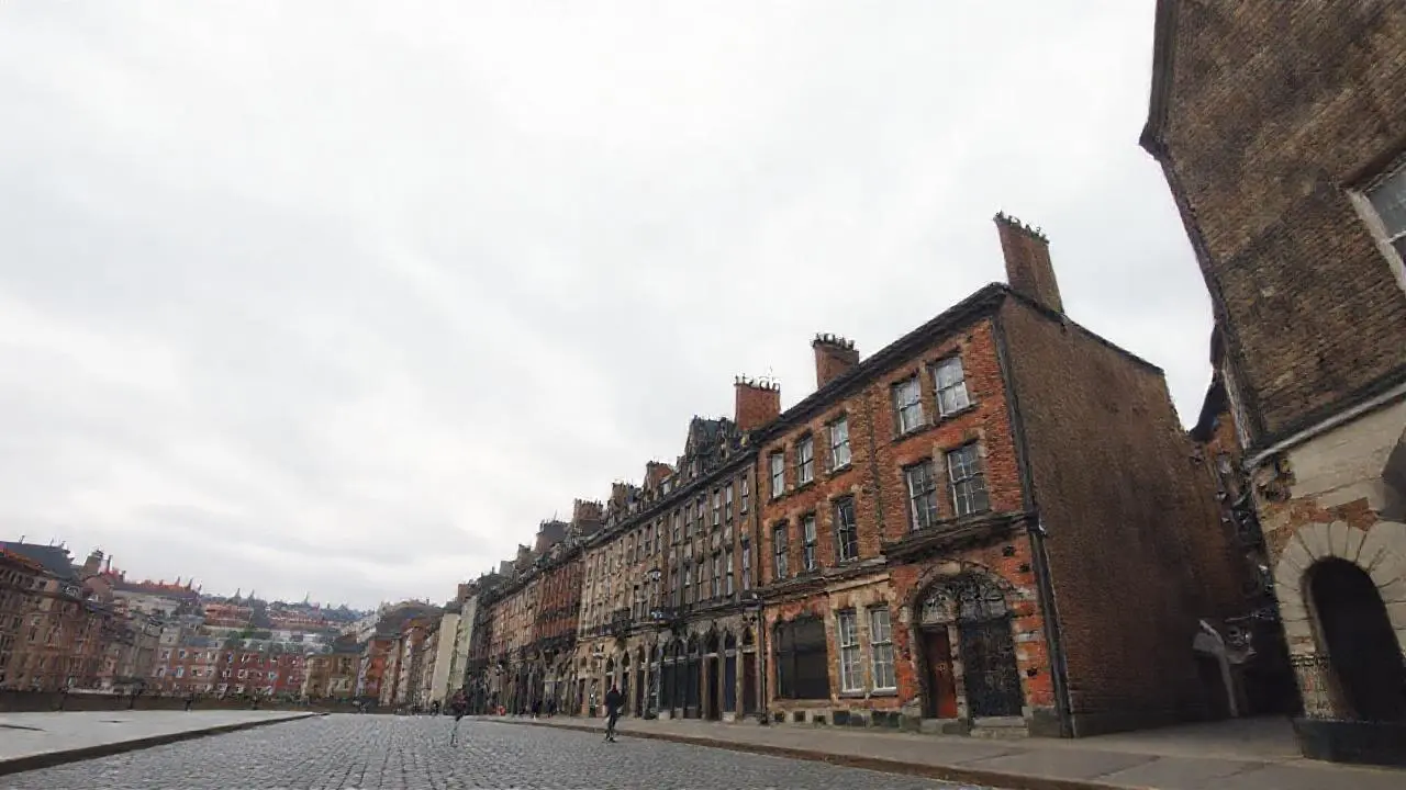 Ciudad histórica, ambiente difuso y tranquilo