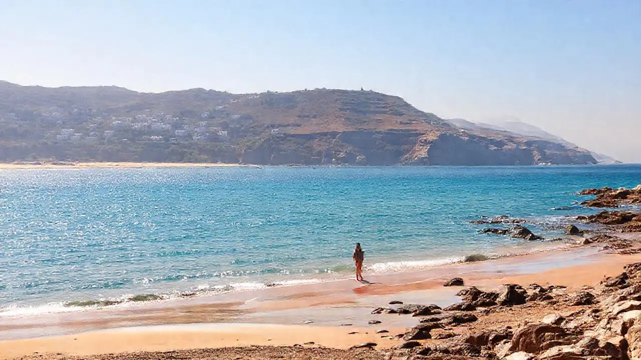 Tranquila costa, luz cálida y paisaje sereno
