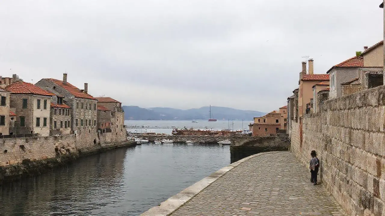 Tranquila escena costera, evocadora y serena