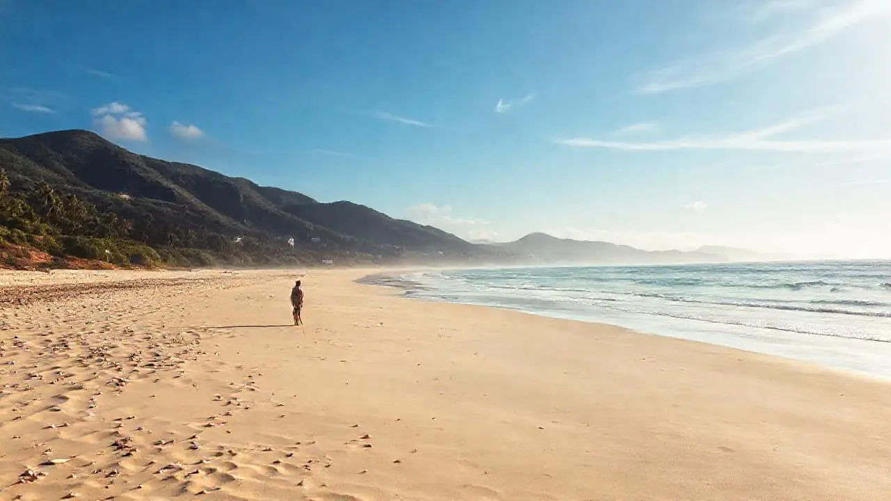 Playa tranquila, luz suave y horizonte abierto