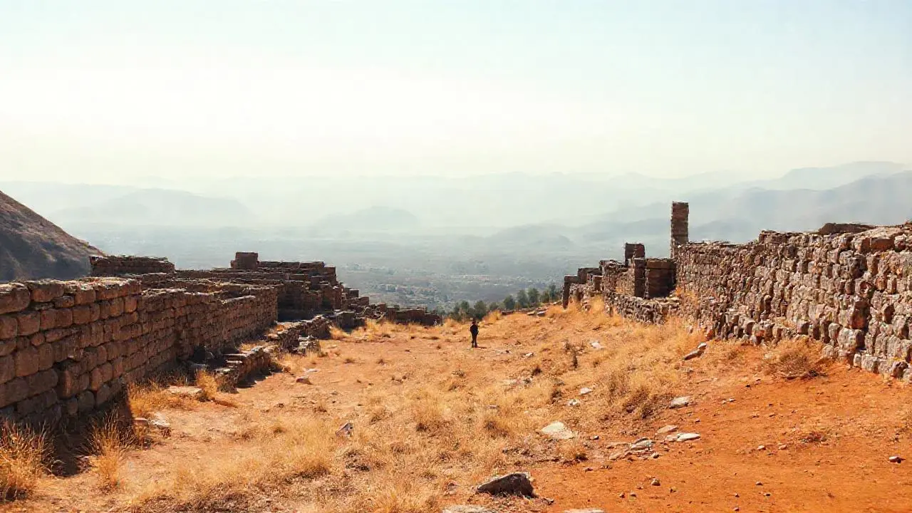 Ruinas antiguas en un paisaje andino árido