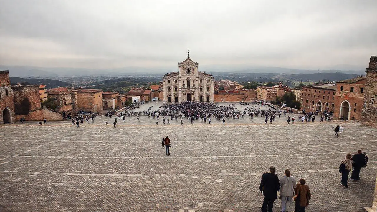 Imponente arquitectura en un paisaje brumoso