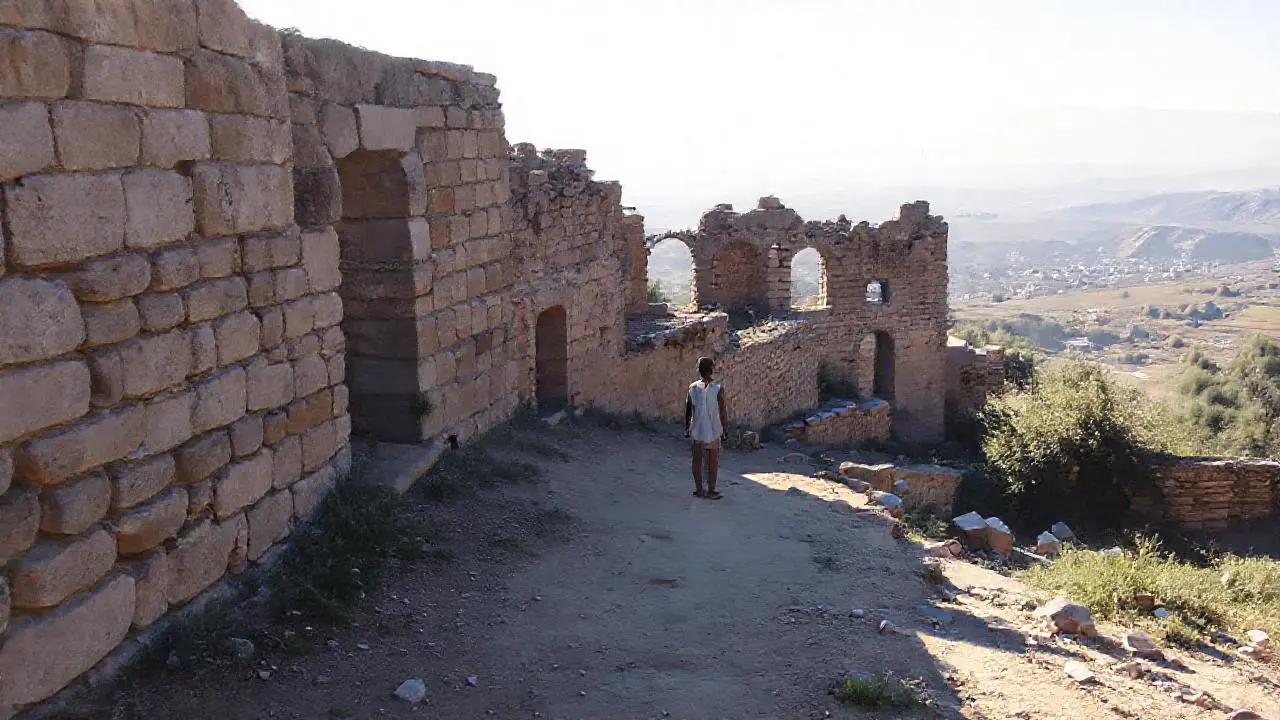 Ruinas antiguas bajo un cielo vasto