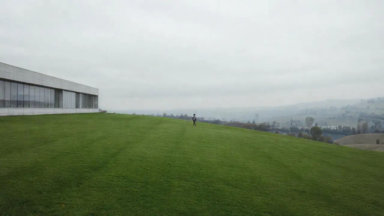 Paisaje sereno, amplio y ligeramente melancólico