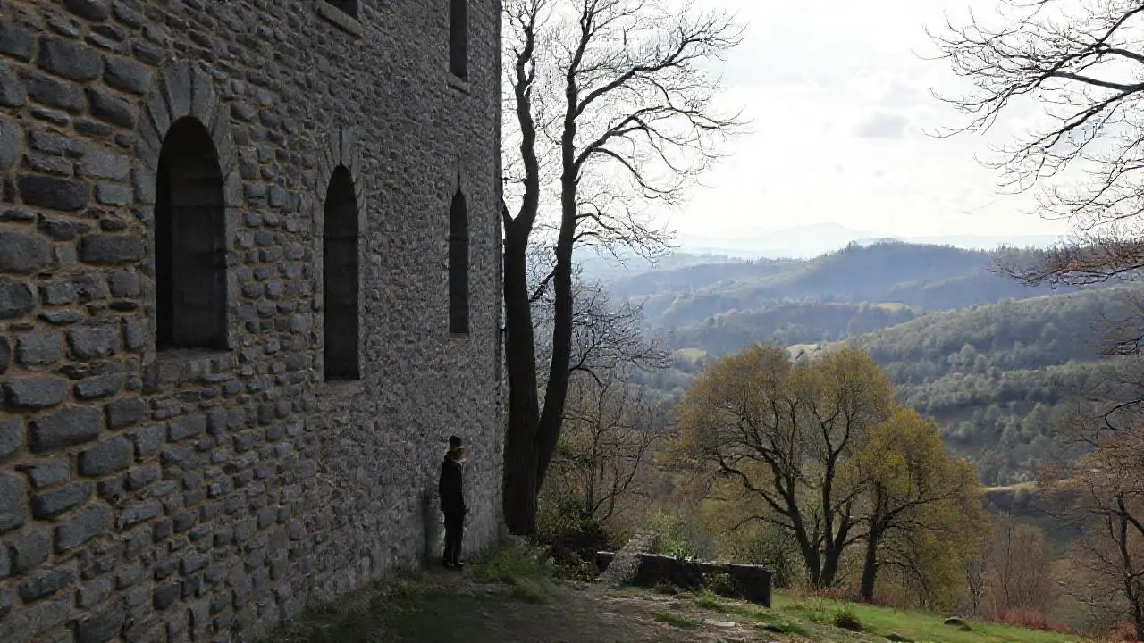 Paisaje sereno con edificio antiguo y figura