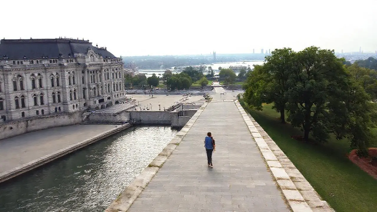 Arquitectura imponente junto a un río tranquilo