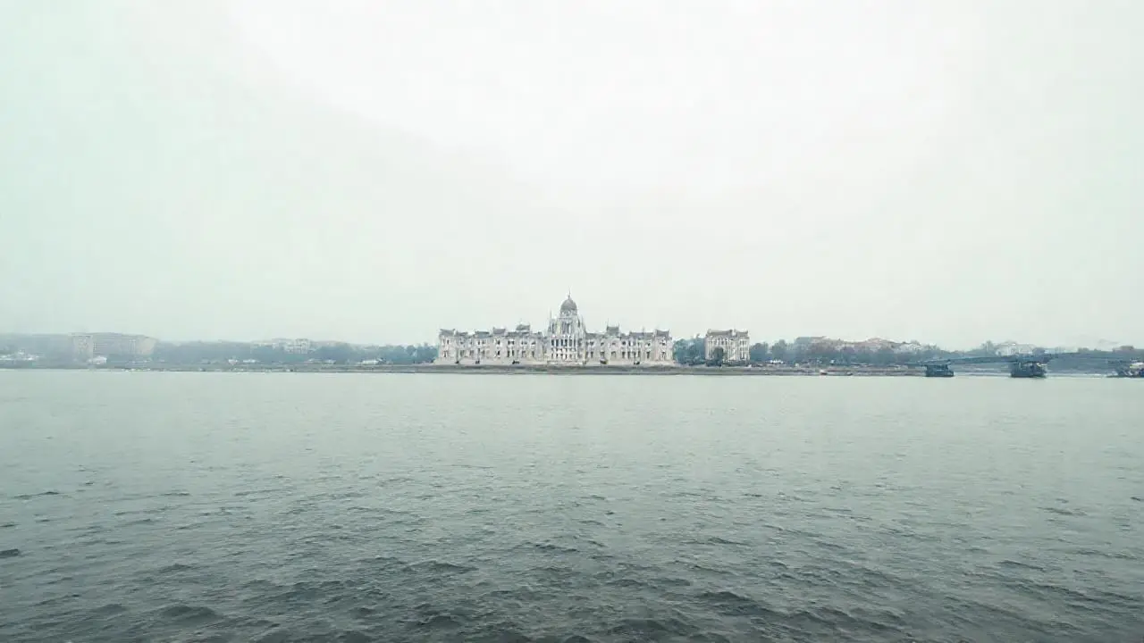 Paisaje fluvial sereno y vasto