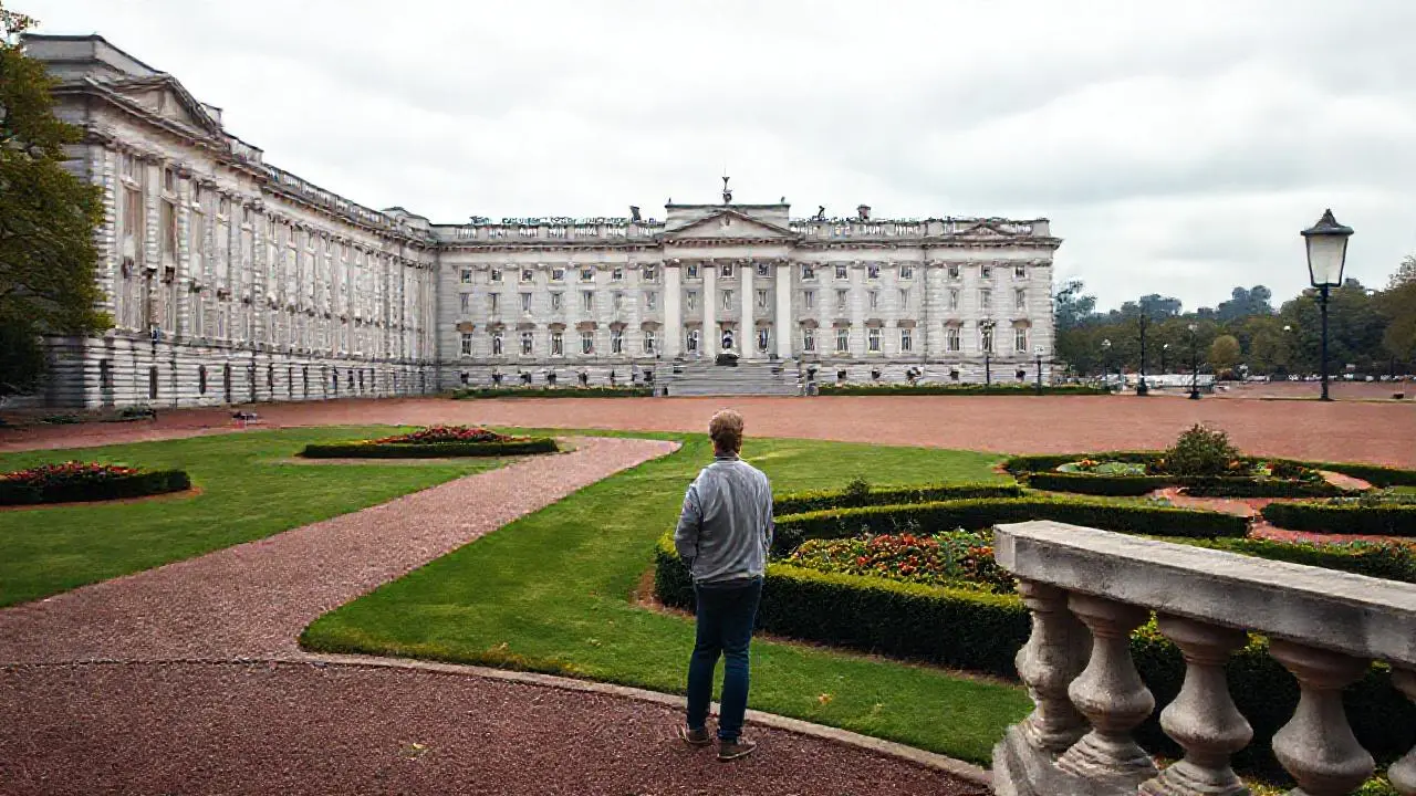 Palacio de Buckingham, jardín formal y figura distante