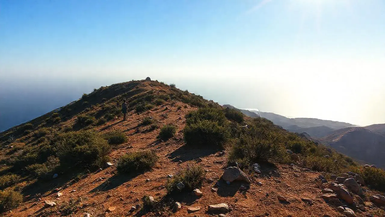 Paisaje natural sereno con una figura