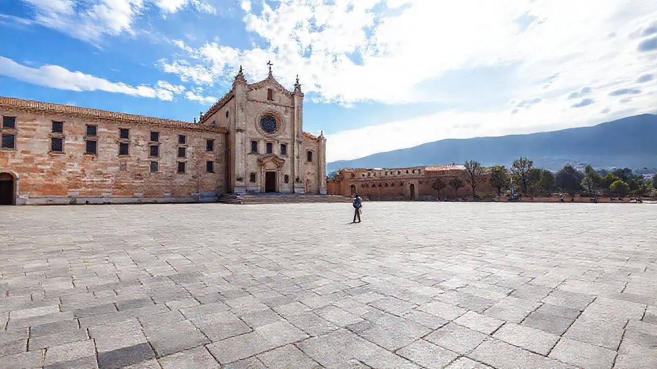 Amplia plaza, cielo azul y catedral