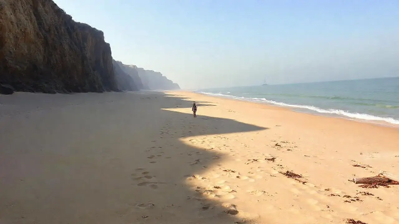 Playa extensa, tranquila y luminosa