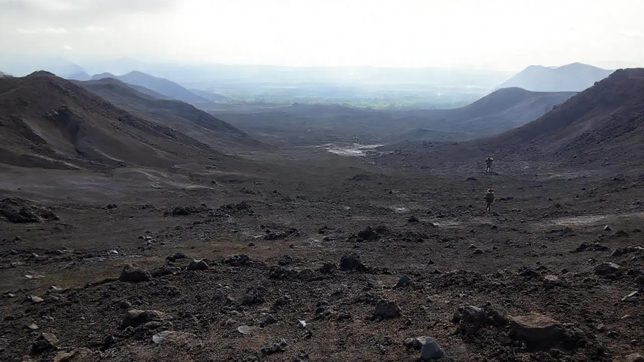 Paisaje volcánico vasto y sereno