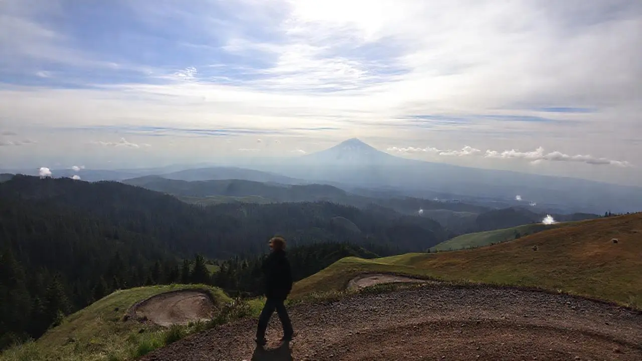 Paisaje natural amplio, sereno y distante