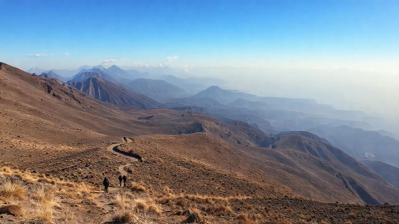 Paisaje árido, montañoso y extenso
