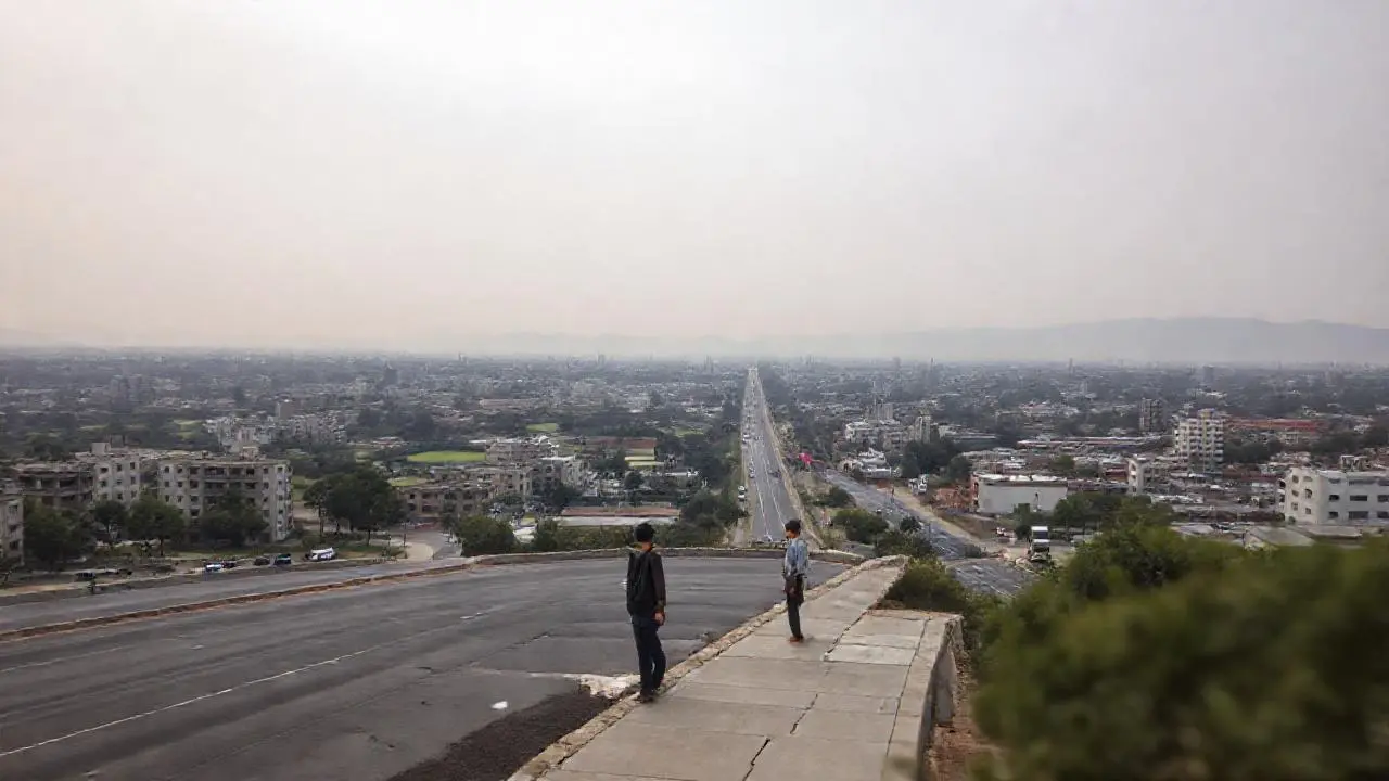 Ciudad extensa bajo cielo grisáceo