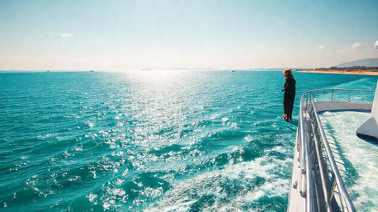 Un ferry navega en un mar tranquilo