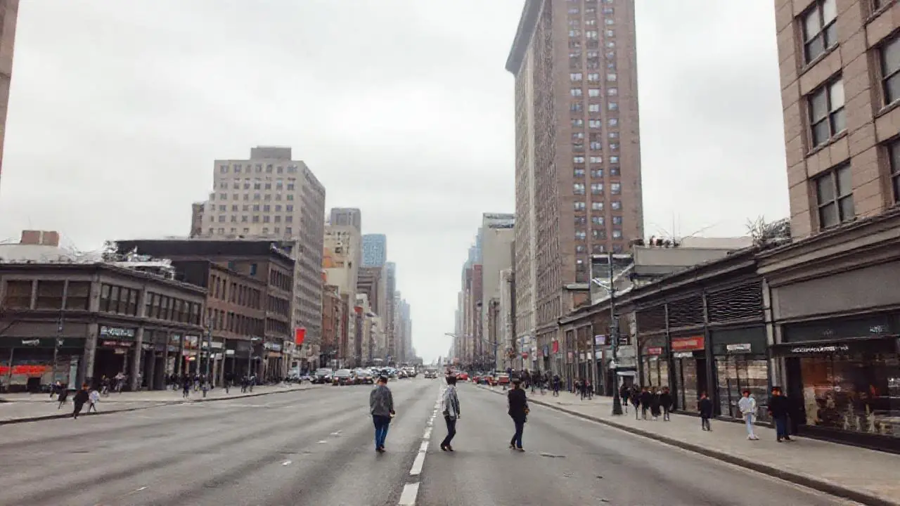 Ciudad urbana densa, con luz suave