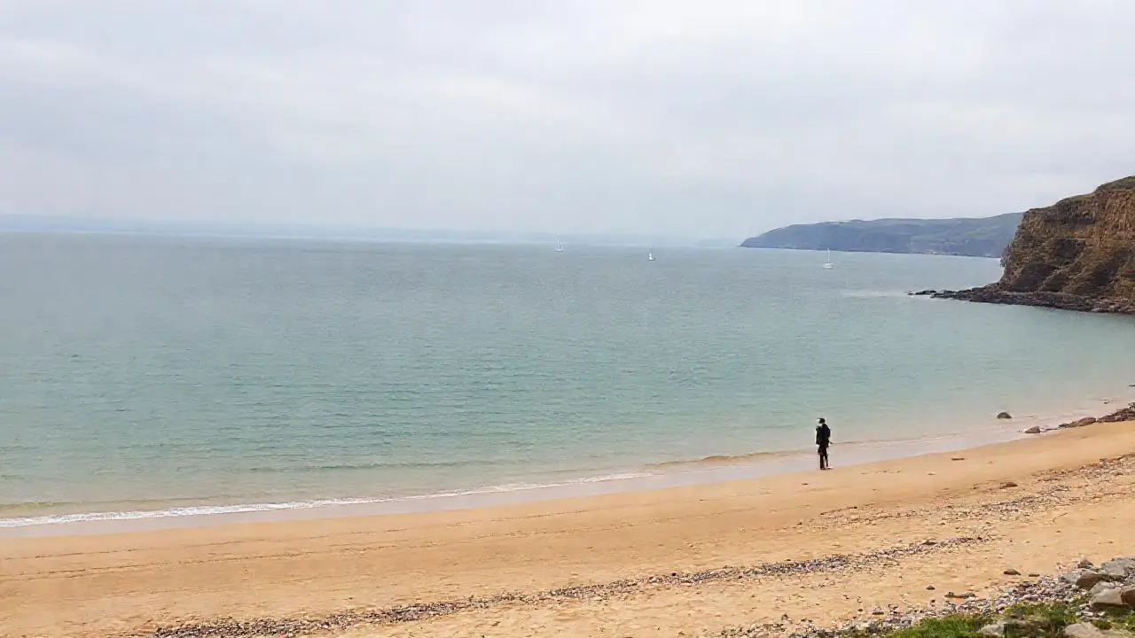Tranquila bahía con paisaje sereno y vasto
